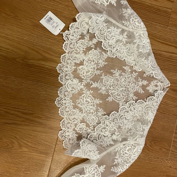 David’s Bridal Beaded Lace 3/4 Sleeve Jacket - Picture 4 of 6